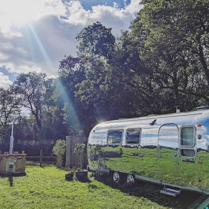 Airstream, Vintage American Caravan & Hottub 에쉬버튼 외부 사진